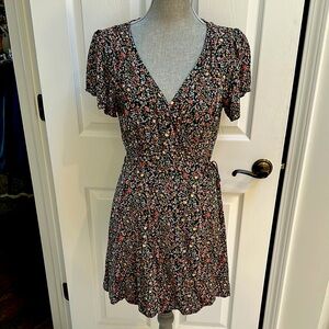 Abercrombie & Fitch Floral V-Neck wrap dress M